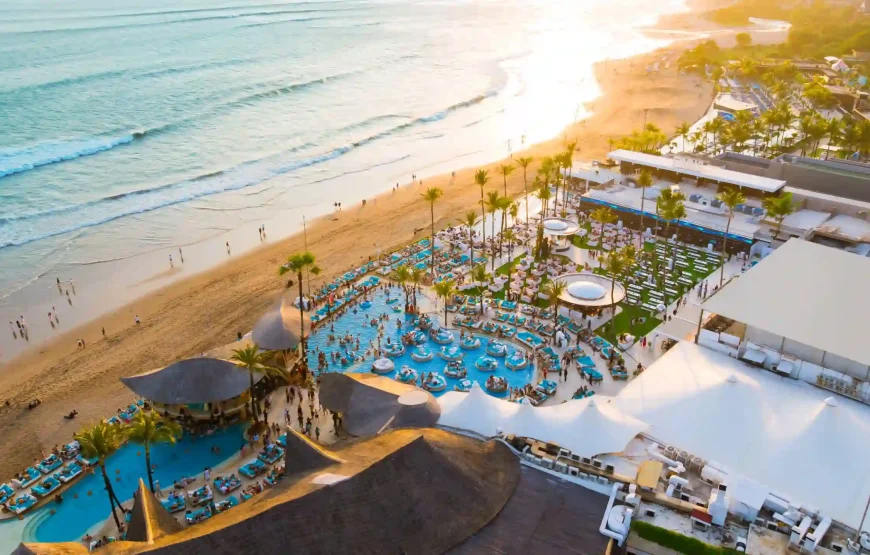 Shining Blue Escape & Clubbing